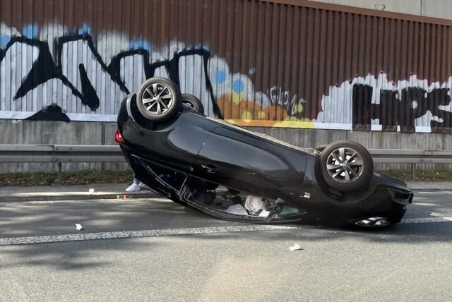 Bei einem Unfall auf der B54 hat sich ein Fahrzeug überschlagen.