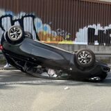 Bei einem Unfall auf der B54 hat sich ein Fahrzeug überschlagen.