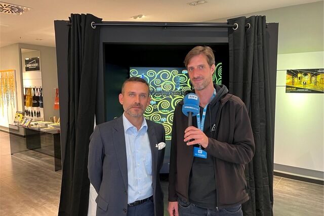 Reporter Tim Schulze (rechts) interviewt Renaud Derbin, General Manager von Culturespaces Deutschland.