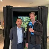 Reporter Tim Schulze (rechts) interviewt Renaud Derbin, General Manager von Culturespaces Deutschland.