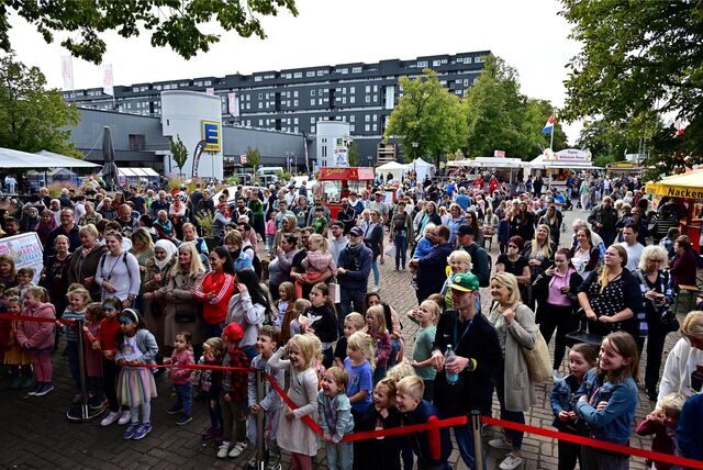 Seefest am Marler Stern: Vor der Bühne auf dem Creiler Platz drängten sich Besucherinnen und Besucher.