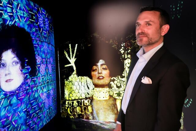 Renaud Derbin, General Manager von Culturespaces Deutschland, führt durch den neuen Pop-up-Store von „Phoenix des Lumières“ in der Thier-Galerie. Dort kann man die Kunsthalle im Mini-Format erleben.