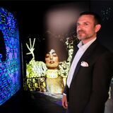 Renaud Derbin, General Manager von Culturespaces Deutschland, führt durch den neuen Pop-up-Store von „Phoenix des Lumières“ in der Thier-Galerie. Dort kann man die Kunsthalle im Mini-Format erleben.