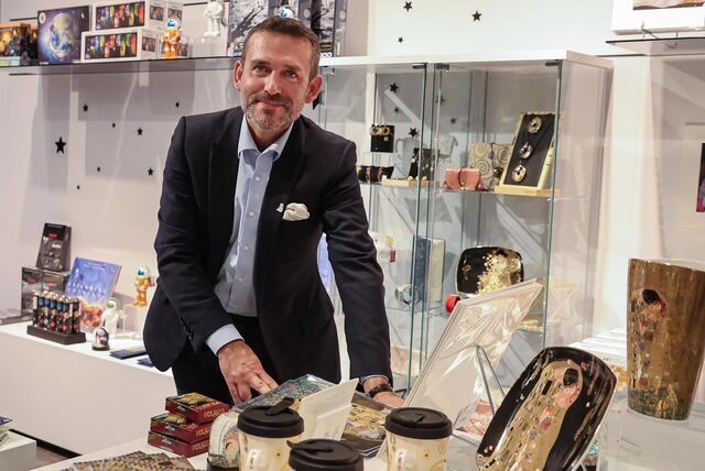 Renaud Derbin, General Manager des Unternehmens Culturespaces Deutschland, führt durch den neuen Pop-up-Store für „Phoenix des Lumières“ in der Thier-Galerie.