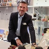 Renaud Derbin, General Manager des Unternehmens Culturespaces Deutschland, führt durch den neuen Pop-up-Store für „Phoenix des Lumières“ in der Thier-Galerie.