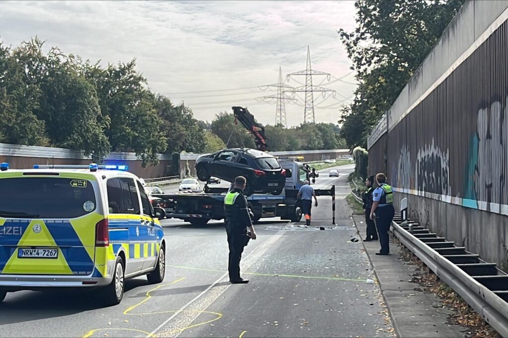 Der verunfallte Opel wurde von einem Abschleppunternehmen geborgen. Der verunfallte Opel wurde von einem Abschleppunternehmen geborgen.