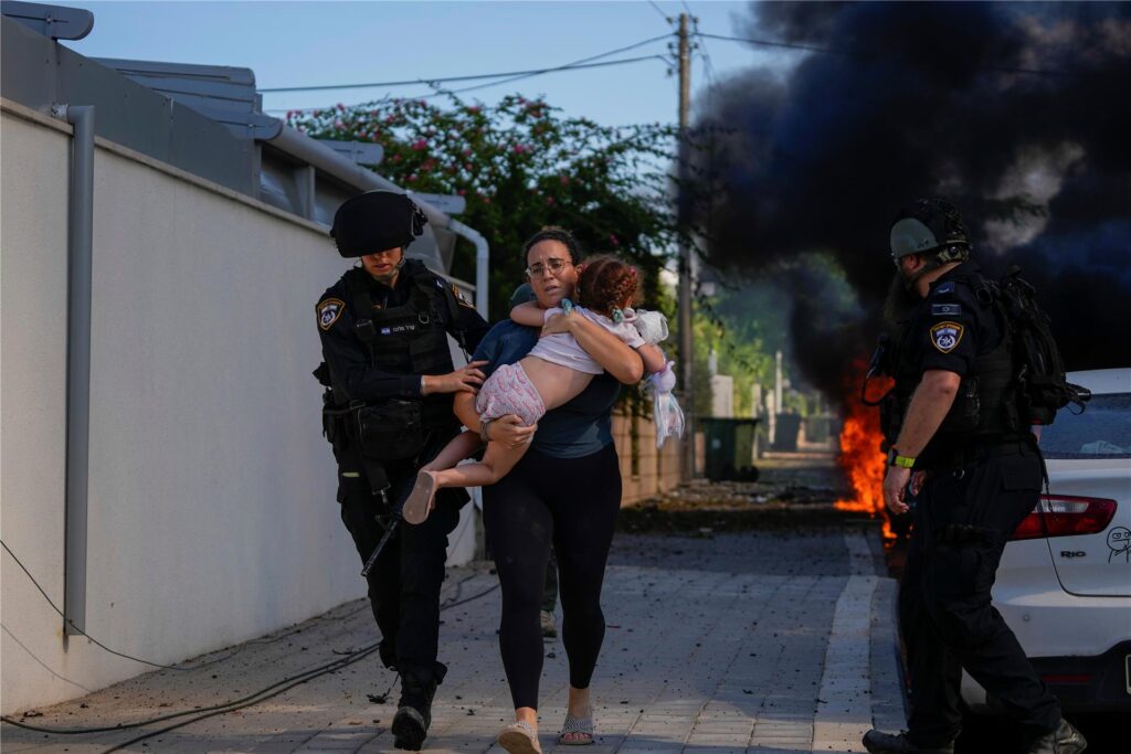 Israelische Polizei evakuieren eine Frau und ein Kind von einem Ort, der von einer aus dem Gazastreifen abgefeuerten Rakete getroffen wurde. Israelische Polizei evakuieren eine Frau und ein Kind von einem Ort, der von einer aus dem Gazastreifen abgefeuerten Rakete getroffen wurde.