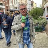 DMP-Redakteur Uwe Wallkötter steht auf der Hohe Straße in Datteln und hält ein Mikrofon in der Hand.