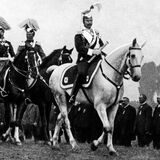Kaiser Wilhelm II. auf der Kaiserparade des X. Armeekorps im Jahr 1907. In der zweiten Reihe (l-r) Prinz Eitel Friedrich, Kronprinz Wilhelm, Prinz Oskar, Prinz Albert von Belgien. Im Hintergrund Angehörige von Kriegervereinen.