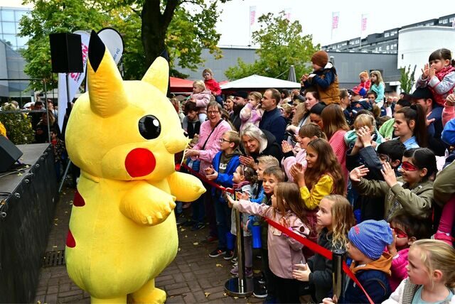 Am verkaufsoffenen Sonntag wird es voll vor dem Marler Stern. Pikachu begrüßt die Kinder.