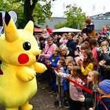 Am verkaufsoffenen Sonntag wird es voll vor dem Marler Stern. Pikachu begrüßt die Kinder.