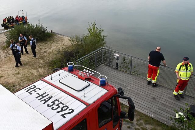 Nach Hilferufen am Silbersee II suchten Polizei, Feuerwehr und DLRG das gesamte Gewässer ab.