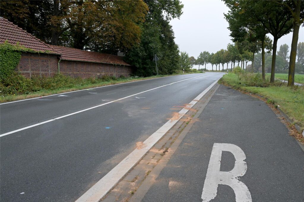 Auf der Borker Straße sind die Spuren des Unfalls noch deutlich zu sehen.