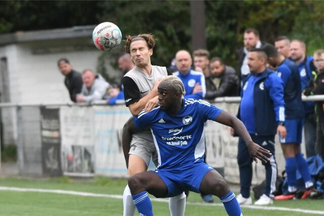 Bryan Walther (vorn) traf für BW Huckarde beim FC Frohlinde per Elfmeter.
