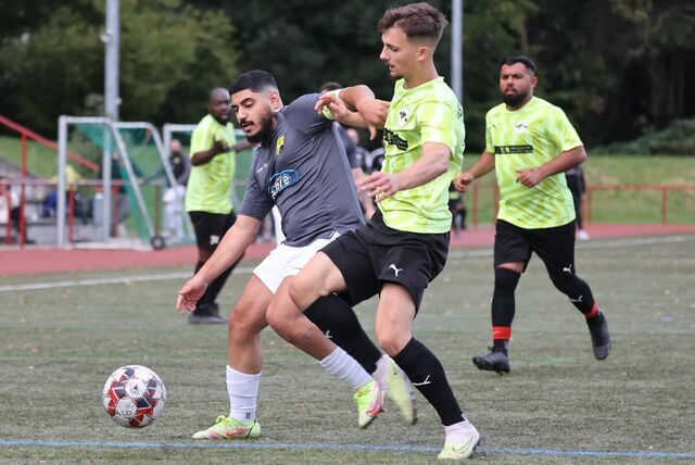 In der Kreisliga B1 mussten sich Kapitän Alihan Kurgan (l) und seine SF Habinghorst/Dingen mit einem 1:1 trotz vieler Chancen gegen den RSV Holthausen begnügen.