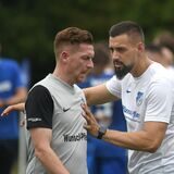 Leben derzeit noch ohne Glück den Willen und Mumm für den Abstiegskampf vor: die Frohlinder Trainer Dennis Lauth (l) und Alan Michna (r).
