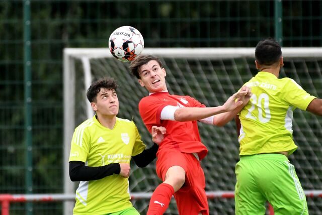 Der SuS Merklinde (rote Trikots) gewann das Lokalderby gegen Eintracht Ickern nach einem 0:2 noch mit 4:2.