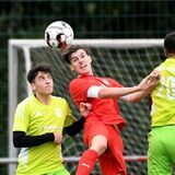 Der SuS Merklinde (rote Trikots) gewann das Lokalderby gegen Eintracht Ickern nach einem 0:2 noch mit 4:2.