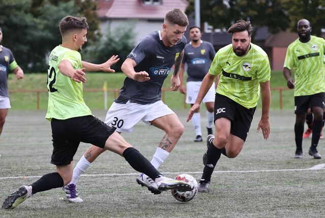 Viele Fotos. Ein Duell zweier Teams, die alle ihre acht Spiele gewonnen haben: SF Habinghorst/Dingen gegen RSV Holthausen II.