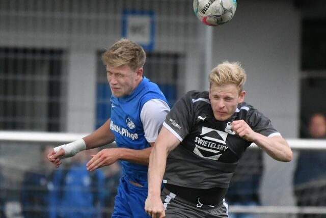 Nach dem neunten Bezirksliga-Spieltag ist der FC Frohlinde (blaue Trikots) das Schlusslicht und der SV Westfalia Huckarde (graue Trikots) der Spitzenreiter.