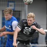 Nach dem neunten Bezirksliga-Spieltag ist der FC Frohlinde (blaue Trikots) das Schlusslicht und der SV Westfalia Huckarde (graue Trikots) der Spitzenreiter.