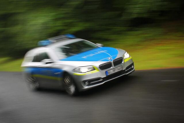 Ein Lkw hat auf der B236 ein Auto gerammt, das kurz zuvor einen Unfall hatte. Dann beging er Fahrerflucht. Die Polizei sucht Zeugen (Symbolbild).
