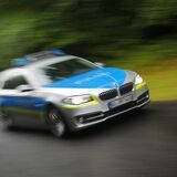 Ein Lkw hat auf der B236 ein Auto gerammt, das kurz zuvor einen Unfall hatte. Dann beging er Fahrerflucht. Die Polizei sucht Zeugen (Symbolbild).