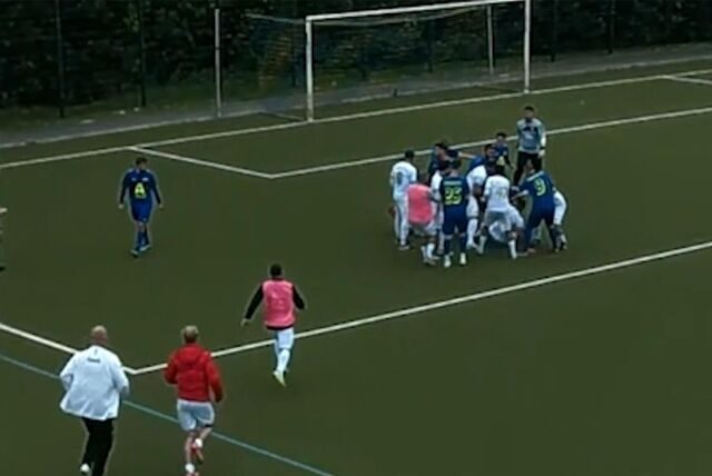 Schlägerei in der Kreisliga A: Ein Spieler des VfK Weddinghofen prügelt auf einen Kamener ein.