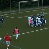 Schlägerei in der Kreisliga A: Ein Spieler des VfK Weddinghofen prügelt auf einen Kamener ein.