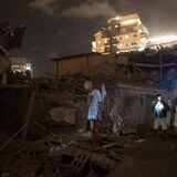 Israelis inspizieren die Trümmer eines Gebäudes, einen Tag nachdem es von einer aus dem Gazastreifen abgefeuerten Rakete getroffen wurde.