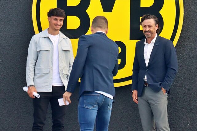 Guille Bueno steht an der Geschäftsstelle Sport.