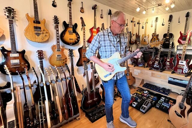 Der 64-jährige Reinhard aus Haltern hat 100 Gitarren.