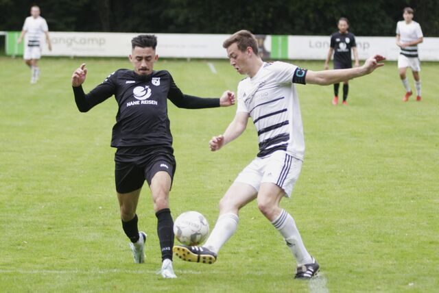 Eine Szene aus dem Hinspiel: Westerholts Fatih Arslan (l.) gegen Borussia Ahsens Kapitän Jan Sulzbacher.