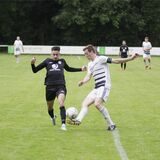 Eine Szene aus dem Hinspiel: Westerholts Fatih Arslan (l.) gegen Borussia Ahsens Kapitän Jan Sulzbacher.