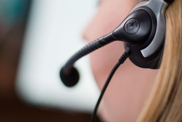 Eine Frau telefoniert mit einem Headset.