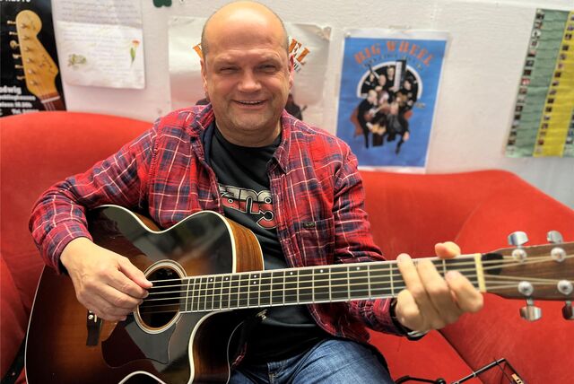 Erich Holzinger mit Gitarre.
