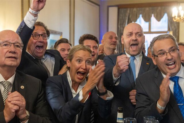 Robert Lambrou (2.v.r), Co-Landesvorsitzender der AfD Hessen, und Bundessprecherin Alice Weidel jubeln über die erste Prognose bei der Landtagswahl in Hessen.