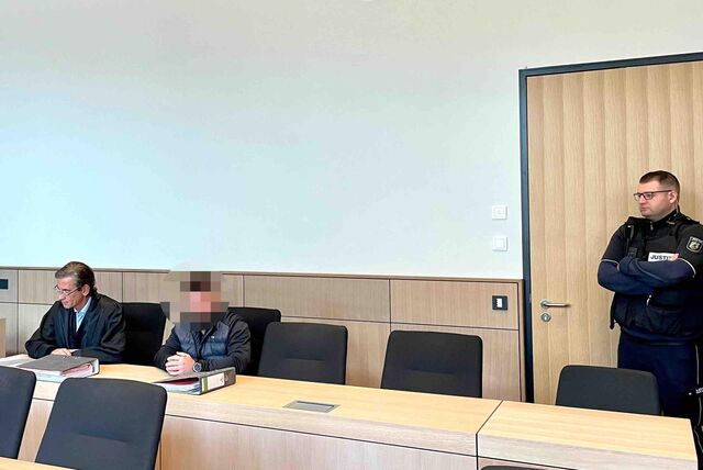 Ein Handwerker (Mitte) aus Herten soll mit einem rebellischen Arbeiter abgerechnet und den Mann mit einem Holzknüppel schwer verletzt haben.