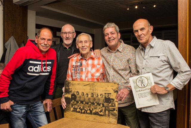 Bilder und Urkunden aus vergangenen Tagen waren beim Treffen von Norbert Witczak (M.) mit seinen früheren Spielern willkommen.