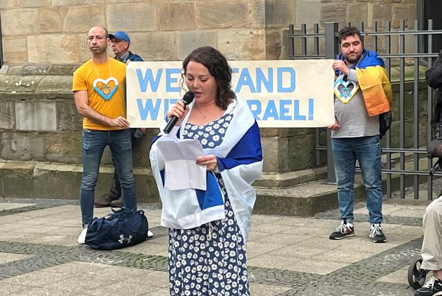 Diana Broner sprach als Vertreterin der jüdischen Gemeinde Dortmund zu den Teilnehmerinnen und Teilnehmern der Kundgebung am 10.10. an der Reinoldikirche.