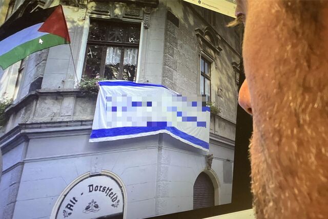 Ein Nutzer der Plattform X (ehemals Twitter) veröffentlichte am Dienstagabend (10.10.) ein Foto, das ein Israel-feindliches Banner und eine palästinensische Flagge an einem Haus an der Ecke Thusneldastraße/Emscherstraße in Dorstfeld zeigt.