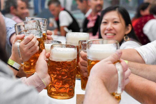 Mit Biergläsern wird beim Oktoberfest angestoßen