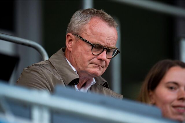 Manfred Schnieders schaut nach unten.
