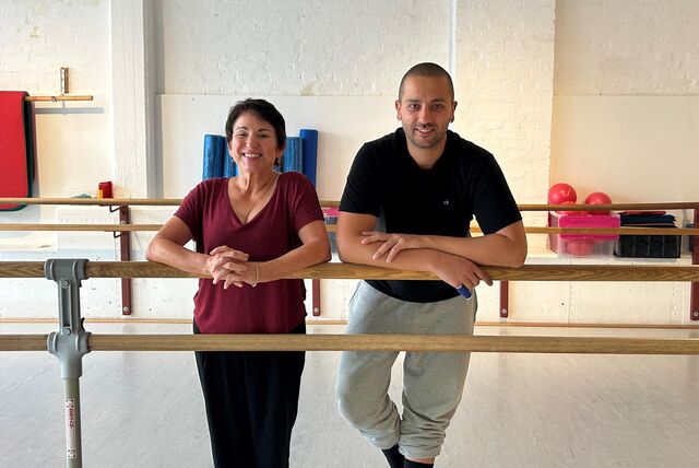 Robin Lynn (l.) und Mattia Bella De Iovita posieren lässig an einer Ballettstange im Tanzraum von Lynns Ballettschule in Recklinghausen.
