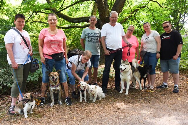 Die Mitglieder des Vereins „Hundewiese Haltern am See“ freuen sich.