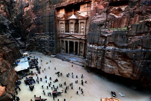 Touristen sammeln sich vor dem Mausoleum Khazne al-Firaun. Die antike Stadt Petra