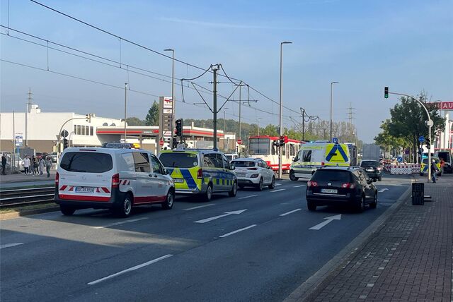 Auch dieser Unfall endete tödlich: Am 10. Oktober geriet ein Mann vormittags auf der Bornstraße unter eine Stadtbahn und starb noch noch am Unfallort. Die Bestätigung der Polizei gab es allerdings erst am späten Abend.