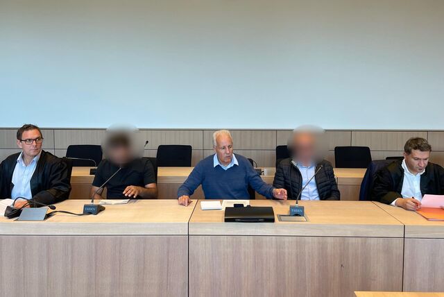 Nach Gewaltangriffen auf einen Schiedsrichter sind der ehemalige Trainer (61, 2.v.r.) und ein Betreuer (35, 2.v.l.) des CF Kurdistan Bochum wegen gefährlicher Körperverletzung verurteilt worden.
