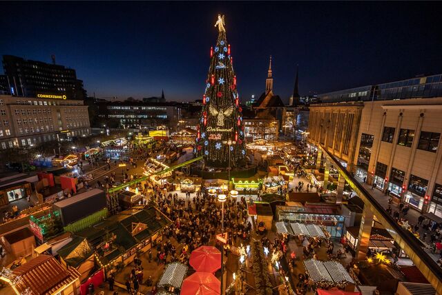 Der rund 45 Meter hohe XL-Weihnachtsbaum in Dortmund.