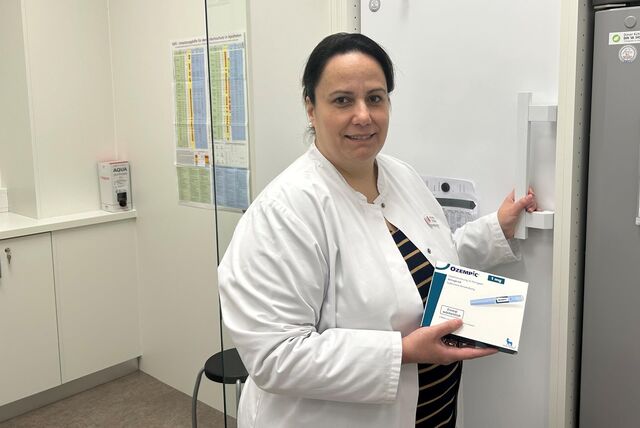 Die Apothekerin Irini Zervas aus Recklinghausen holt eine Ozempic-Packung aus dem Kühlschrank.